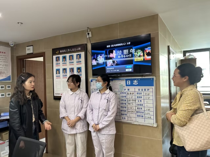 与毕业生交谈.jpg