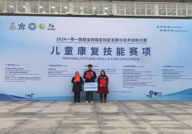 指导教师和参赛选手合影留念.jpg