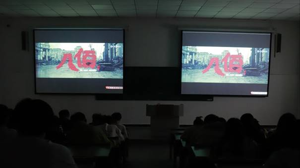 人们在看台上的人在电视前
描述已自动生成