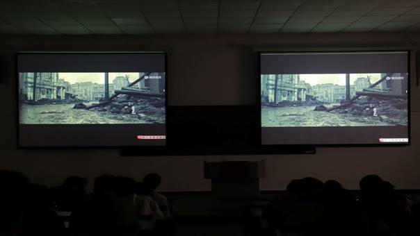 窗户外有许多人在观看电视
描述已自动生成